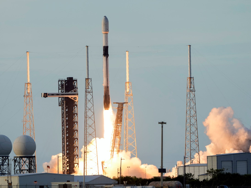 An Bord so einer Falcon-9-Rakete soll die Deutsche Rabea Rogge ins Weltall starten. - Foto: John Raoux/AP/dpa