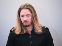 Gil Ofarim hatte vor dem Landgericht Leipzig gestanden, sich den antisemitischen Vorfall ausgedacht zu haben. - Foto: Hendrik Schmidt/dpa