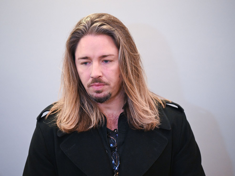 Gil Ofarim hatte vor dem Landgericht Leipzig gestanden, sich den antisemitischen Vorfall ausgedacht zu haben. - Foto: Hendrik Schmidt/dpa