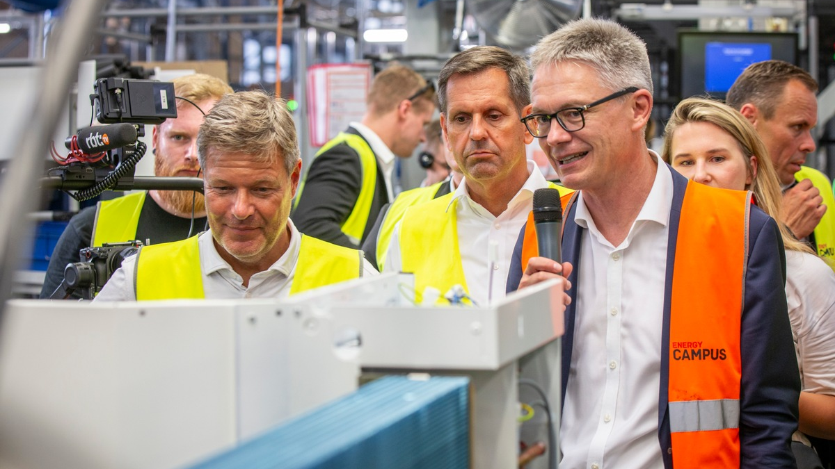 Wirtschaftsminister Robert Habeck besucht Stiebel Eltron in Holzminden / 