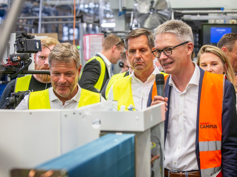 Wirtschaftsminister Robert Habeck besucht Stiebel Eltron in Holzminden / Jetzt ist der richtige Moment, eine Gas- oder Ölheizung durch eine Wärmepumpe zu ersetzen - Foto: presseportal.de