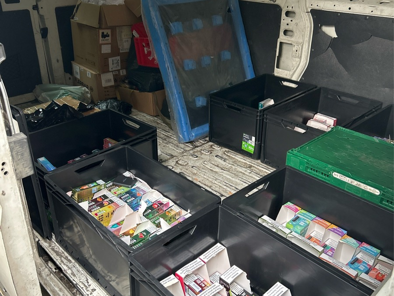 HZA-DO: Aufmerksamer Bürger beobachtet illegalen Verkauf / 795 Einweg E-Zigaretten und 29 Dosen Snus beschlagnahmt - Foto: presseportal.de