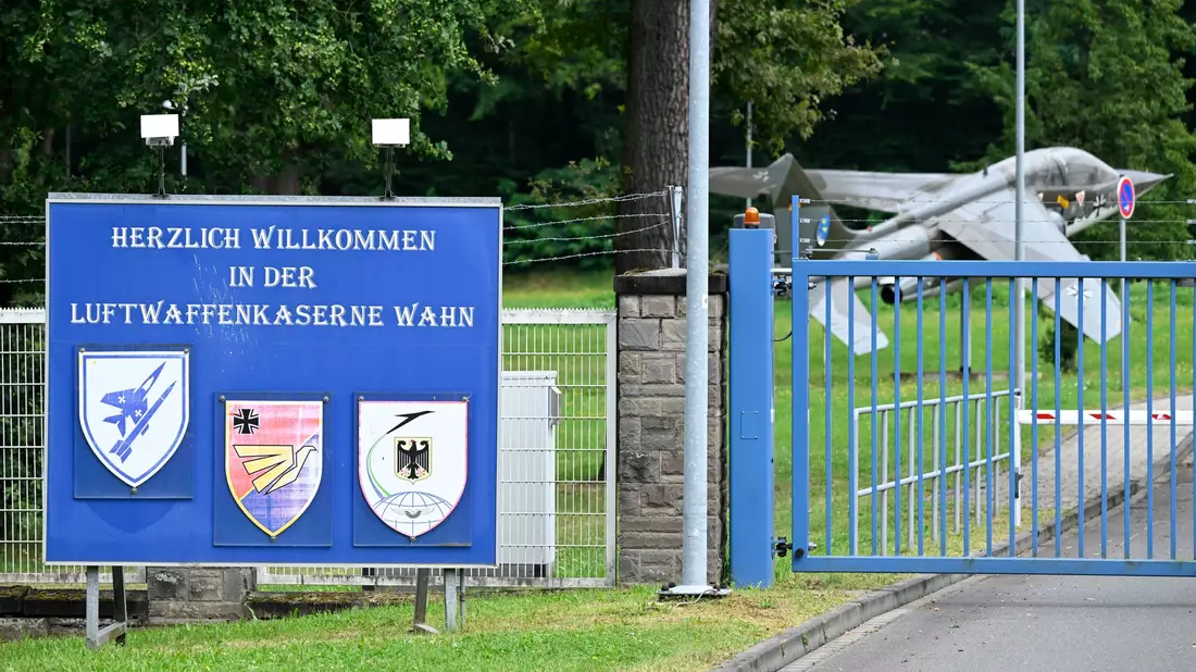 Der Militärflugplatz Köln-Wahn wurde wegen der Ermittlungen abgesperrt.  - Bild: Roberto Pfeil/dpa