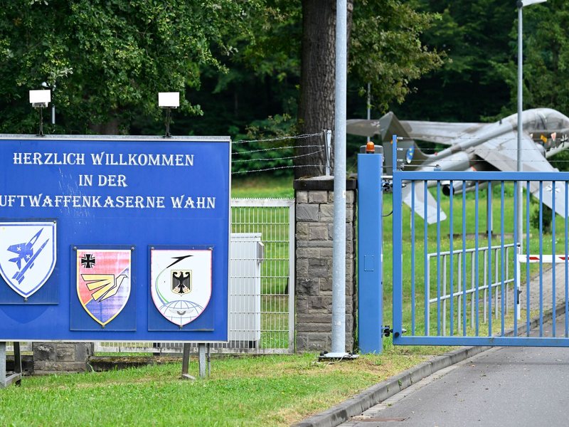 Oberstleutnant Ulrich Fonrobert unterrichtet die Presse nach der Sperrung des Militärflugplatzes. - Foto: Roberto Pfeil/dpa