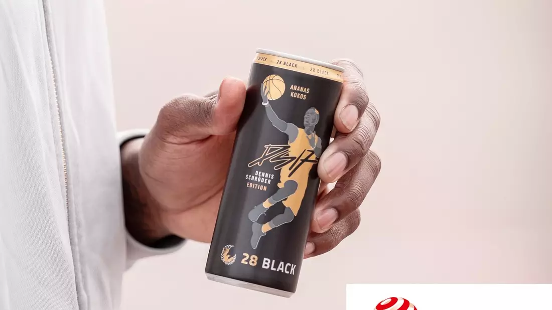 Auf dem Siegertreppchen: 28 Black / Die Dennis Schröder Special Edition Dose mit dem neuen Geschmack Ananas Kokos von 28 Black gewinnt Red Dot Award - Bild: presseportal.de