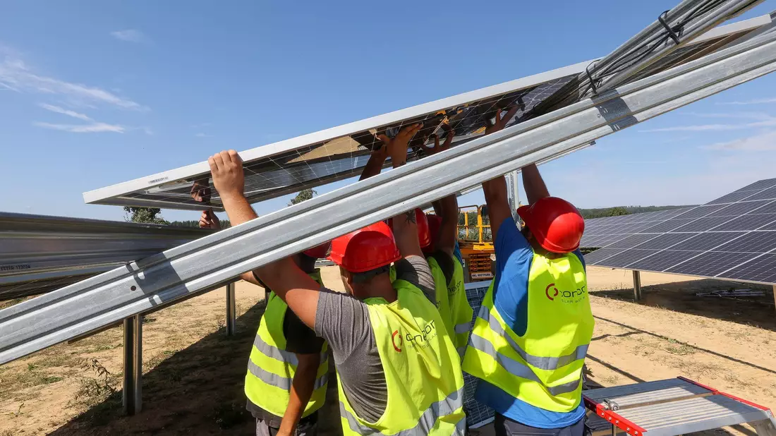 Die zeitweise große Menge an Solarstrom belastet jedoch die Stromnetze. - Bild: Thomas Warnack/dpa