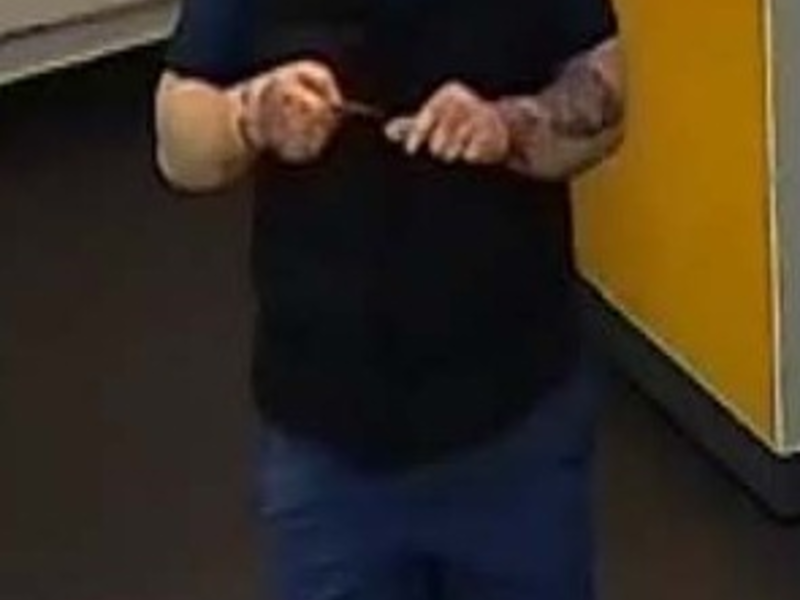 POL-Bremerhaven: Mit gestohlener EC-Karte auf Shoppingtour: Polizei sucht mit Lichtbildern nach Tatverdächtigem - Foto: presseportal.de