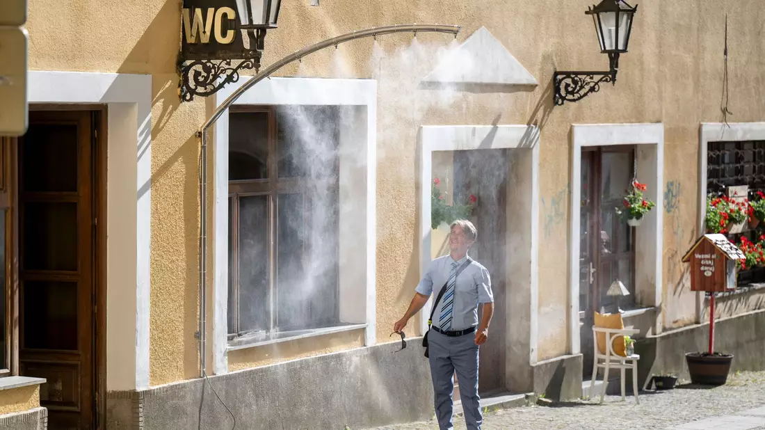 Mit vernebeltem Wasser versuchen manche Orte, es für Menschen in der Hitze angenehmer zu machen. (Archivbild) - Bild: Veronika Mihaliková/TASR/dpa