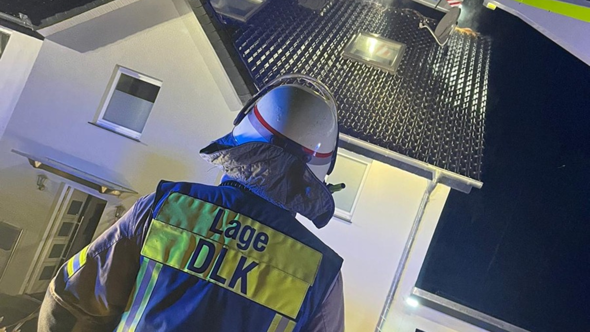 FW Lage: Feuer 3 / Dachstuhlbrand: Blitzeinschlag - 14.08.24 - 01:44 Uhr - Foto: presseportal.de