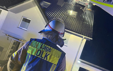 FW Lage: Feuer 3 / Dachstuhlbrand: Blitzeinschlag - 14.08.24 - 01:44 Uhr - Foto: presseportal.de