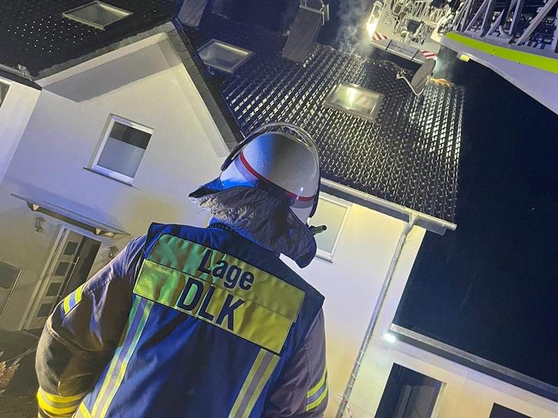 FW Lage: Feuer 3 / Dachstuhlbrand: Blitzeinschlag - 14.08.24 - 01:44 Uhr - Foto: presseportal.de