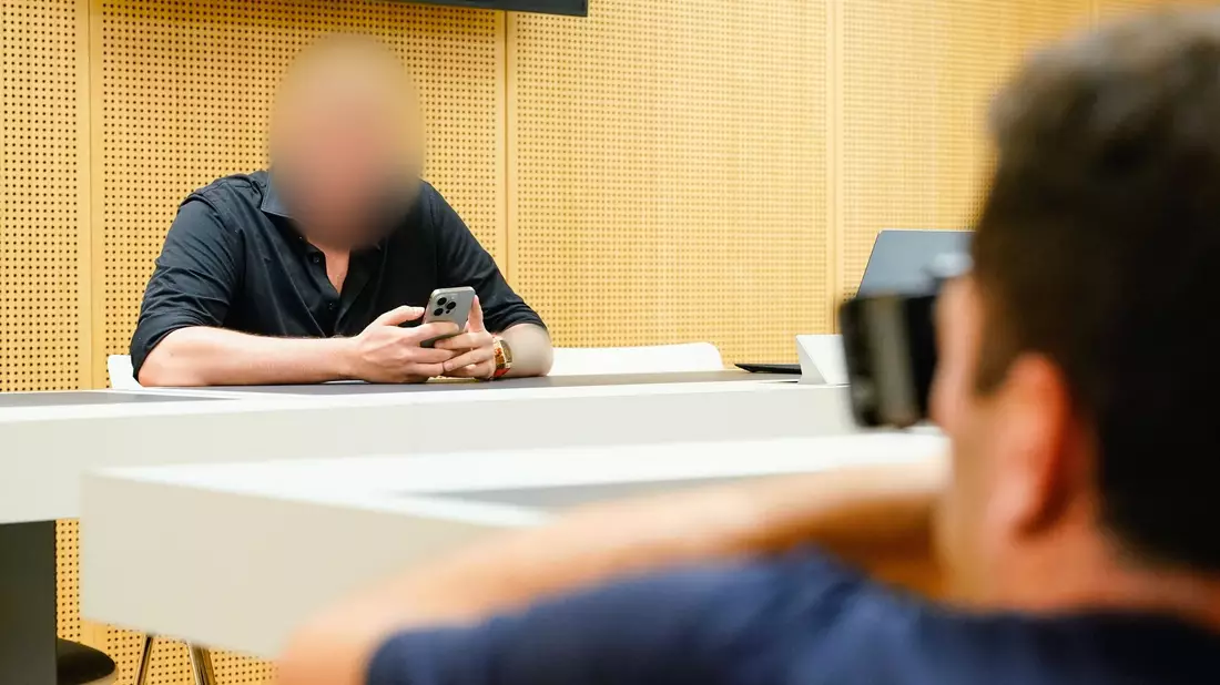 Weil er nach Überzeugung des Gerichts eine Affäre mit dem Reality-TV-Star Shania Geiss erfunden hat, muss der 24 Jahre alte Mann eine Geldstrafe zahlen. - Bild: Uwe Anspach/dpa