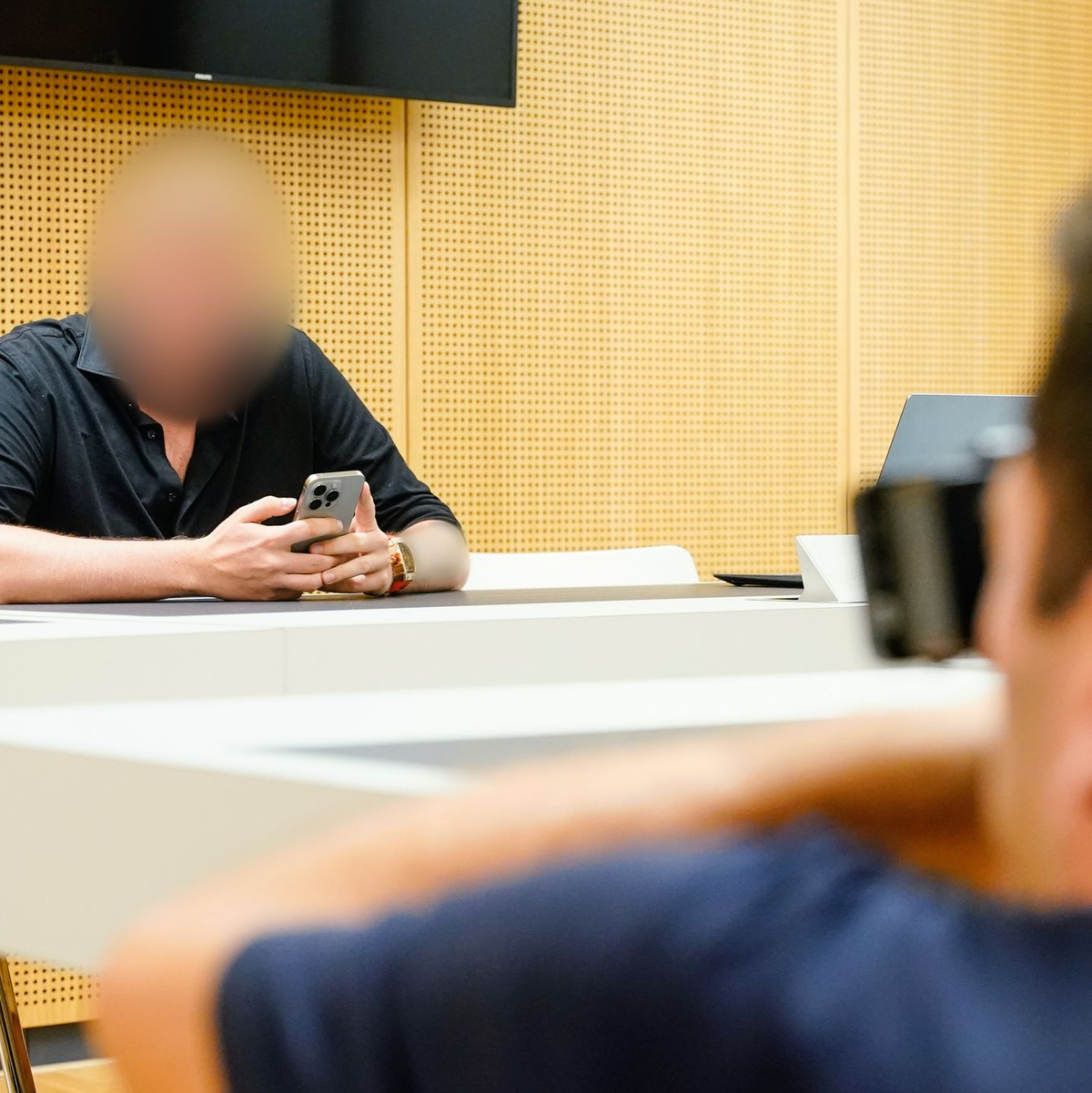 Weil er nach Überzeugung des Gerichts eine Affäre mit dem Reality-TV-Star Shania Geiss erfunden hat, muss der 24 Jahre alte Mann eine Geldstrafe zahlen. - Foto: Uwe Anspach/dpa