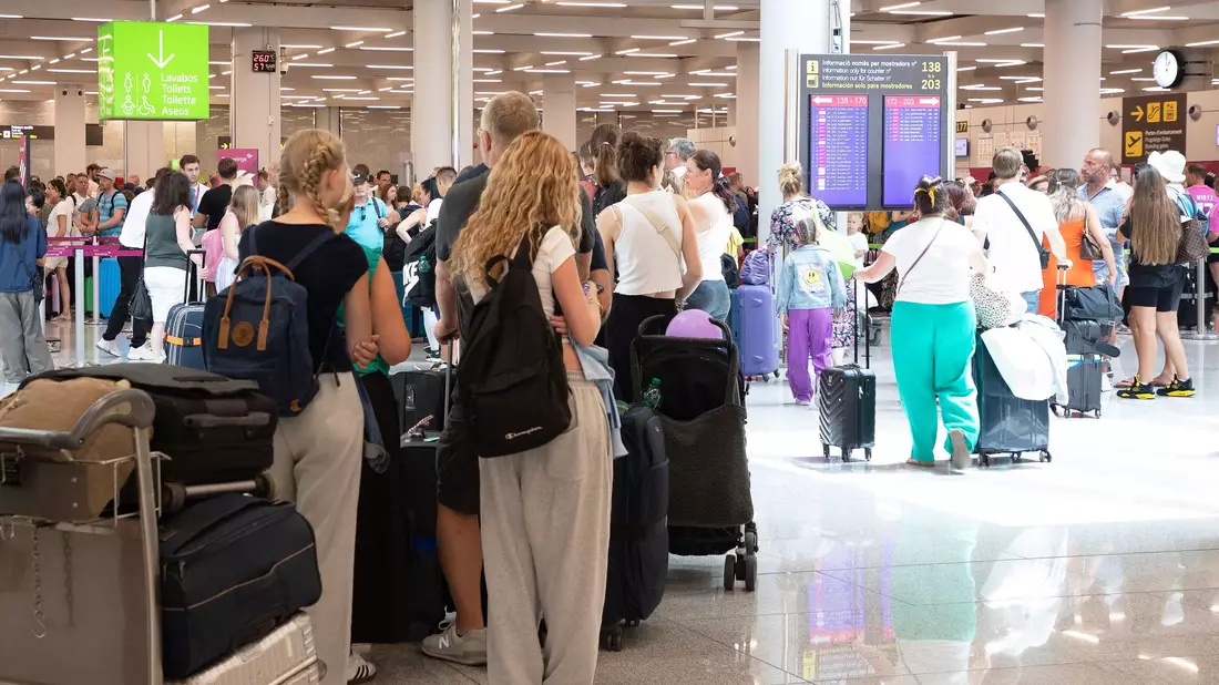 Lange Warteschlangen will man künftig auf dem Flughafen von Palma auf Mallorca verhindern. (Foto Archiv) - Bild: Clara Margais/dpa/dpa-tmn