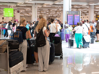 Lange Warteschlangen will man künftig auf dem Flughafen von Palma auf Mallorca verhindern. (Foto Archiv) - Foto: Clara Margais/dpa/dpa-tmn