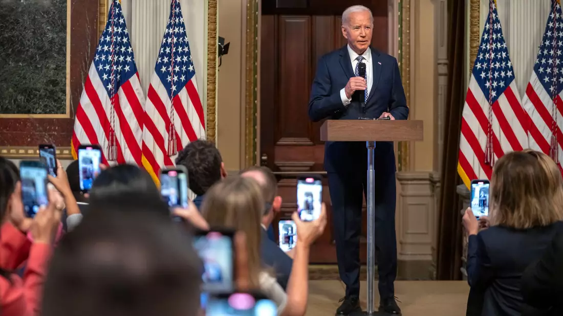 US-Präsident Joe Biden trifft sich mit Influencern. - Bild: Mark Schiefelbein/AP/dpa