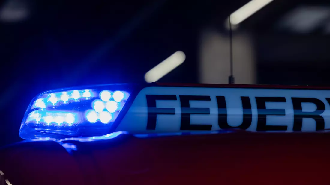 Mit einem Infektions-Rettungswagen hat die Feuerwehr einen Mann vom Hamburger Hauptbahnhof in ein Krankenhaus gebracht - Bild: Rolf Vennenbernd/dpa