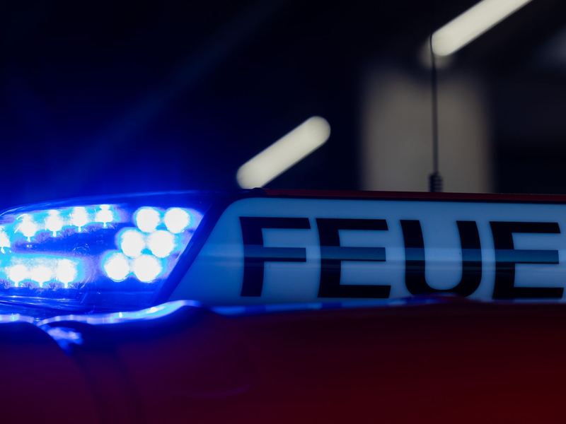 Die Feuerwehr war in der Nacht aufgrund brennender Autos mehrmals im Einsatz. (Symbolbild) - Foto: Rolf Vennenbernd/dpa