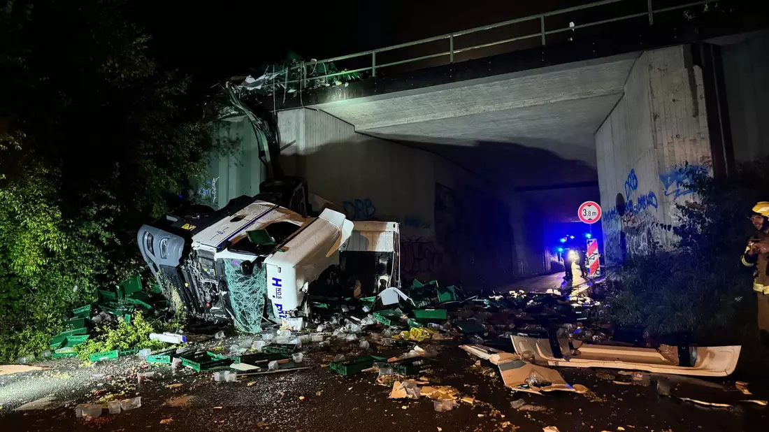 Ein Lkw ist von einer Autobahnbrücke auf eine darunterliegende Straße gestürzt.  - Bild: Christian Müller/Westfalennews/dpa