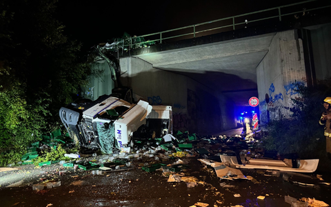 Ein Lkw ist von einer Autobahnbrücke auf eine darunterliegende Straße gestürzt. - Foto: Christian Müller/Westfalennews/dpa Ein Lkw ist von einer Autobahnbrücke auf eine darunterliegende Straße gestürzt. - Foto: Christian Müller/Westfalennews/dpa