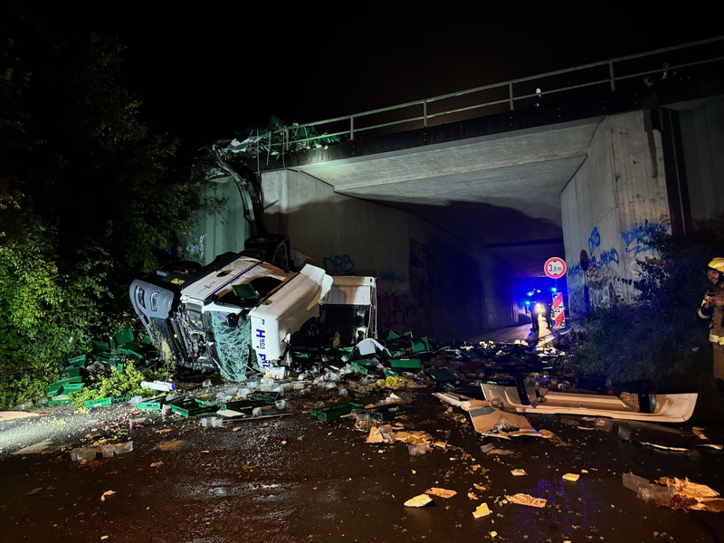 Ein Lkw ist von einer Autobahnbrücke auf eine darunterliegende Straße gestürzt.  - Foto: Christian Müller/Westfalennews/dpa