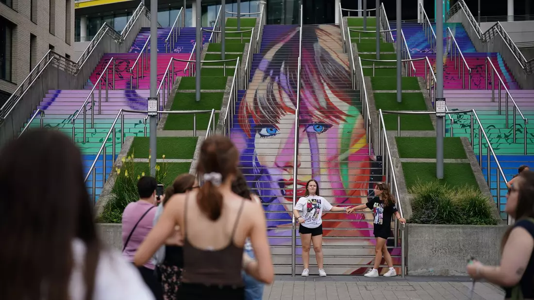 Ihre Fans - «Swifties» - feiern den US-Star schon vorab. - Bild: Yui Mok/PA Wire/dpa
