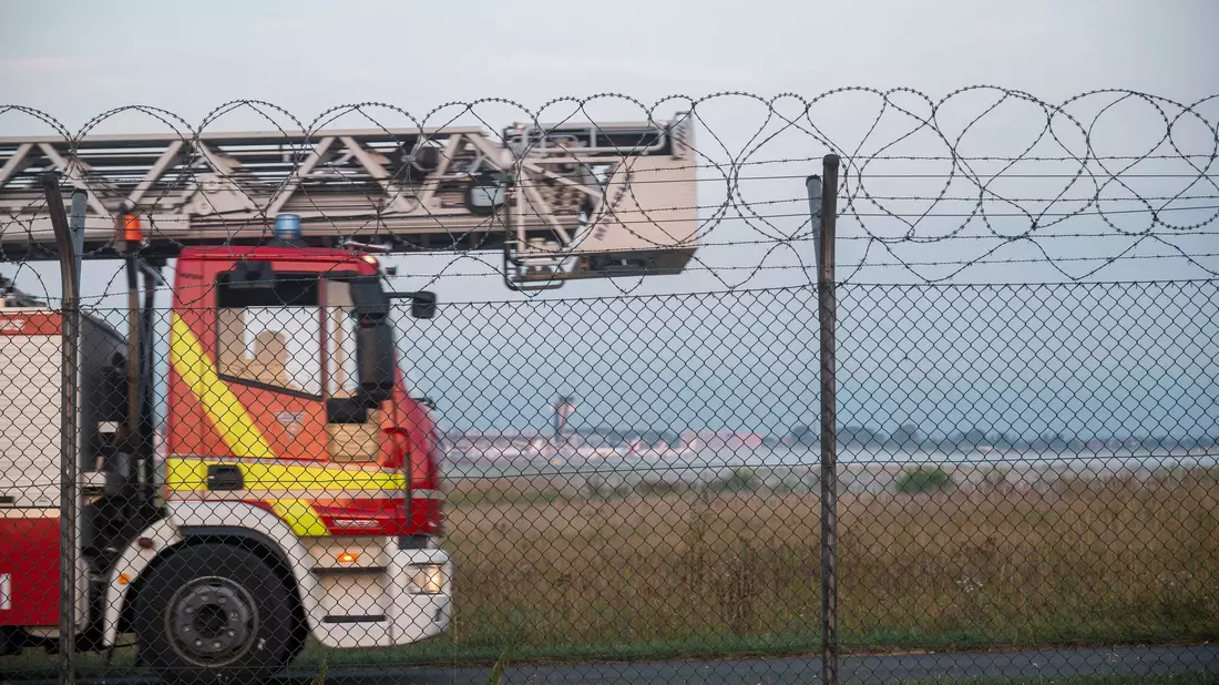 Schnipp, schnipp – so verschafften sich die Aktivisten Zugang zum Flughafen Nürnberg. - Bild: Daniel Vogl/dpa