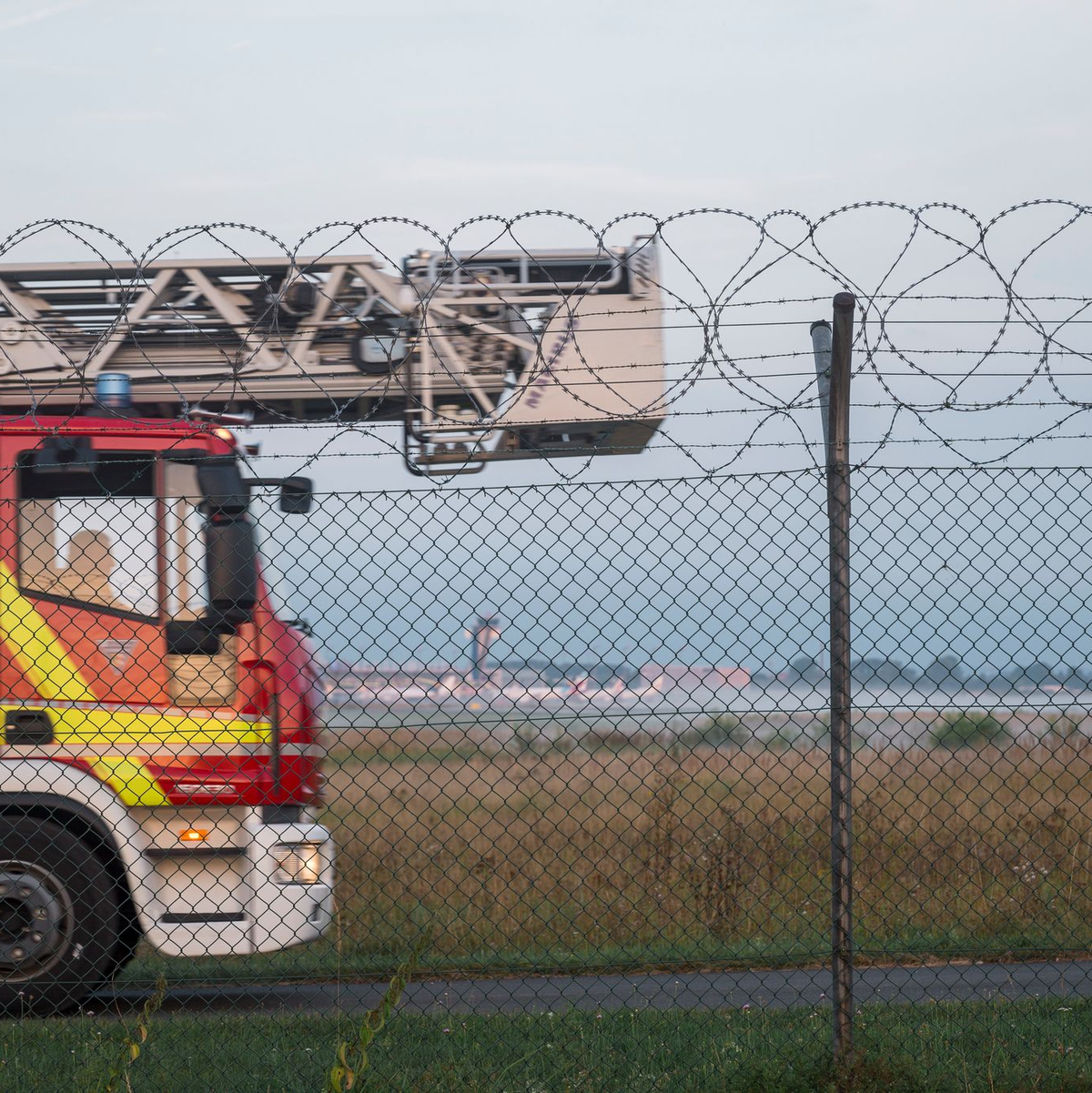 Schnipp, schnipp – so verschafften sich die Aktivisten Zugang zum Flughafen Nürnberg. - Foto: Daniel Vogl/dpa