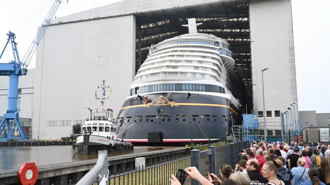 Verlässt ein neues Kreuzfahrtschiff die Meyer Werft, zieht das Hunderte Schaulustige nach Papenburg. (Archivbild) - Bild: Lars Penning/dpa