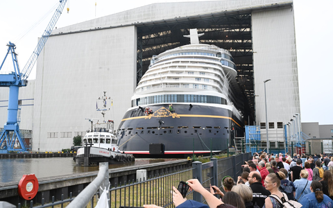 Die Meyer Werft ist für riesige Kreuzfahrtschiffe bekannt - steckt derzeit aber in der schwersten Krise ihrer Geschichte. (Archivbild) - Foto: Lars Penning/dpa