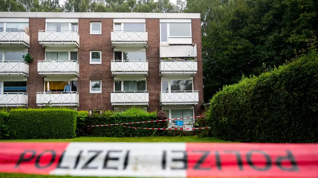 Wie es mit dem Balkon weitergeht, sollen nun Fachleute entscheiden. - Bild: Daniel Bockwoldt/dpa