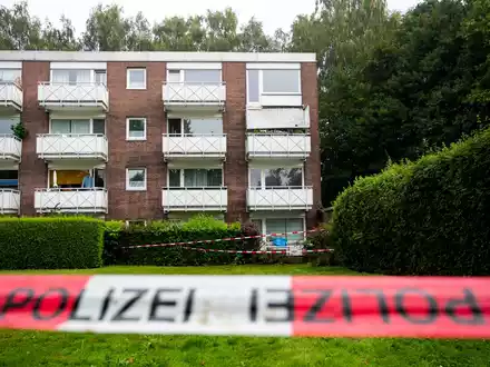 Der abgestürzte Balkon an einem Mehrfamilienhaus im Hamburger Stadtteil Langenhorn. Der zunächst in Lebensgefahr schwebende 27-Jährige hat nicht überlebt. - Foto: Daniel Bockwoldt/dpa