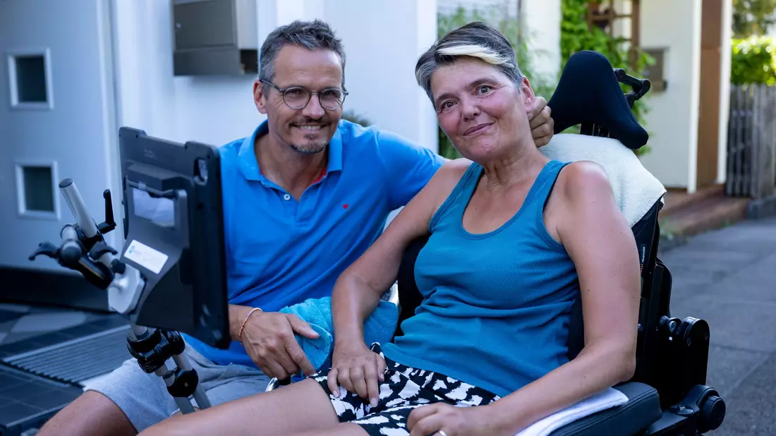 Die an ALS erkrankte Gabriele Engel bedient mit ihren Augen den Sprachcomputer an ihrem Rollstuhl.  - Bild: Lennart Preiss/dpa