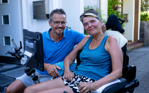 Die an ALS erkrankte Gabriele Engel bedient mit ihren Augen den Sprachcomputer an ihrem Rollstuhl.  - Foto: Lennart Preiss/dpa