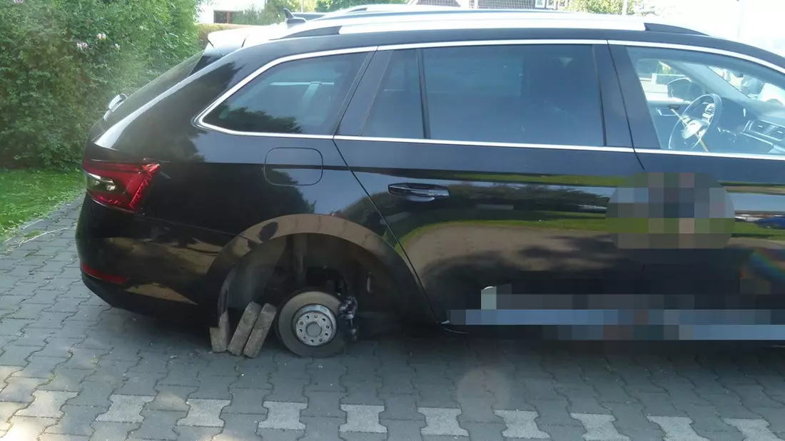 POL-MI: Auto aufgebockt und Rad abmontiert - Bild: presseportal.de