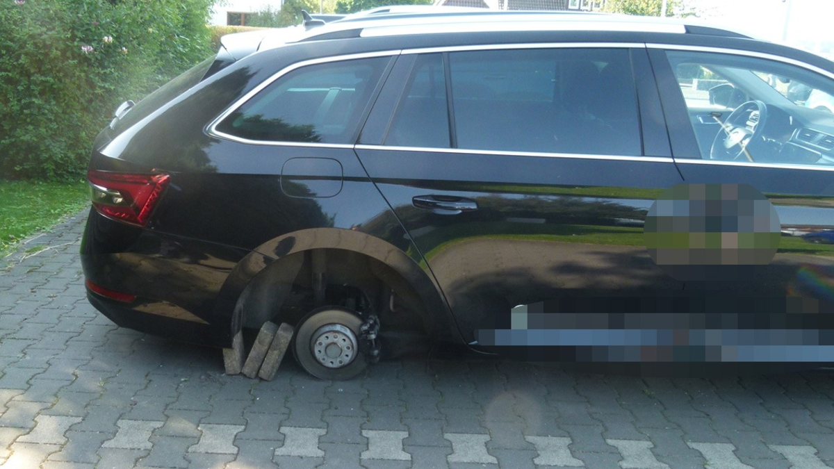 POL-MI: Auto aufgebockt und Rad abmontiert - Foto: presseportal.de