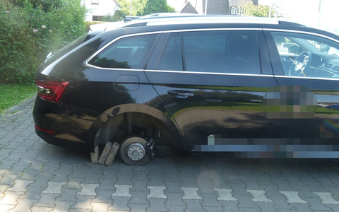 POL-MI: Auto aufgebockt und Rad abmontiert - Foto: presseportal.de