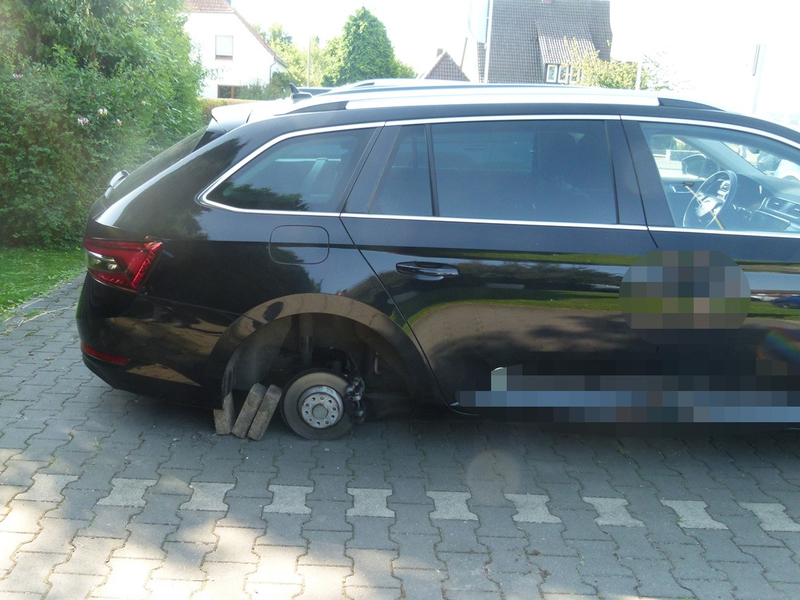 POL-MI: Auto aufgebockt und Rad abmontiert - Foto: presseportal.de