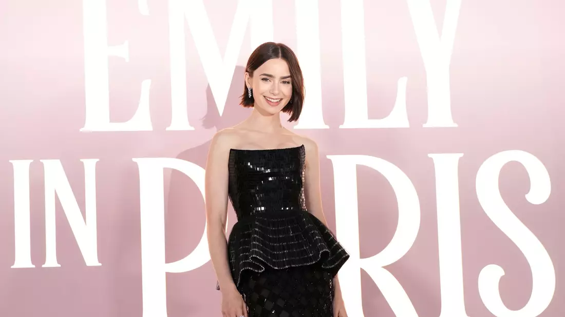 Die britische Schauspielerin Lily Collins . - Bild: Jordan Strauss/Invision/AP