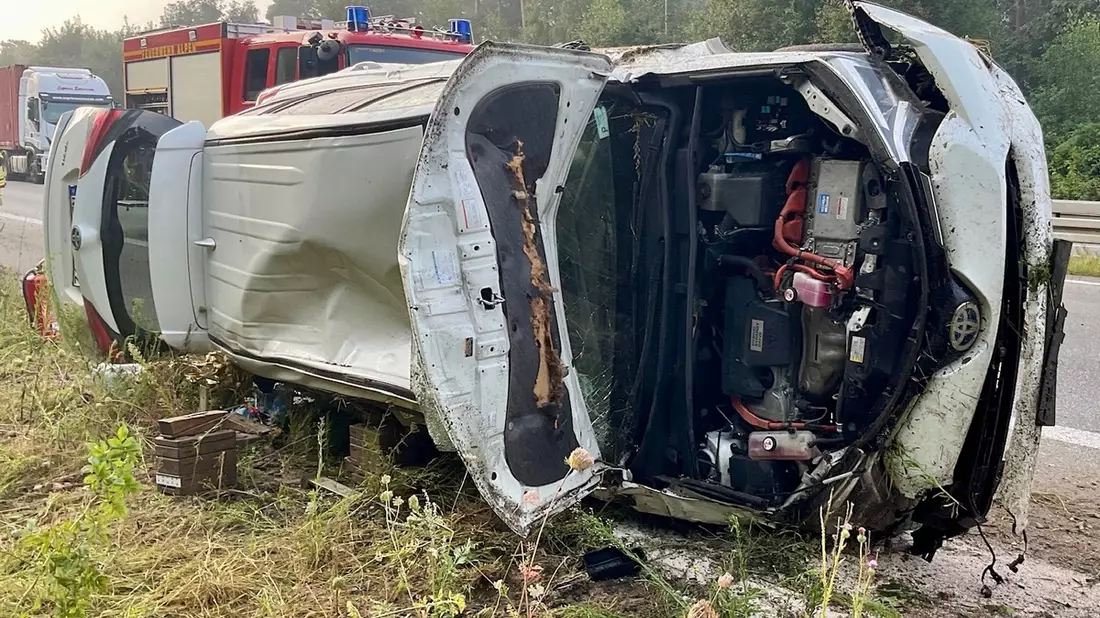 FW Alpen: Verkehrsunfall auf der A57, zahlreiche Rettungskräfte im Einsatz - Bild: presseportal.de