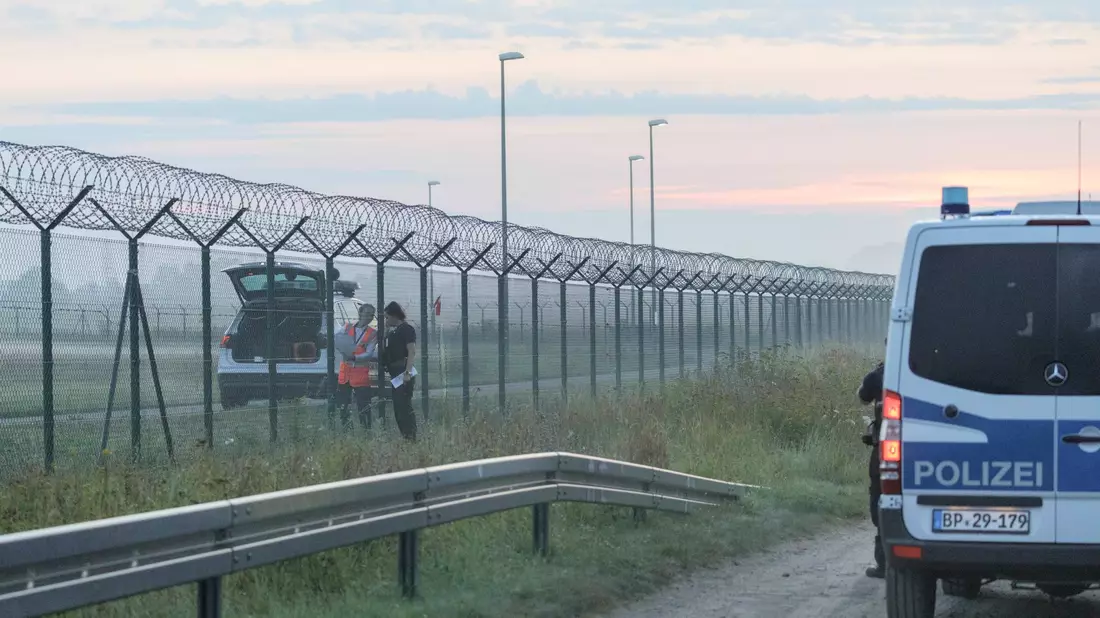 Auch der Flughafen Berlin-Brandenburg war von der Störaktion betroffen. - Bild: Julius Schreiner/dpa