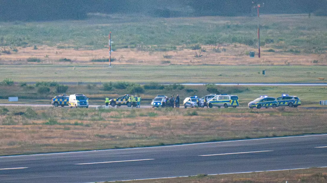 Volle Halle: Der Flugbetrieb am Flughafen Köln/Bonn wurde am Morgen vorübergehend ausgesetzt. Mittlerweile läuft der Betrieb wieder an. - Bild: Benjamin Westhoff/dpa