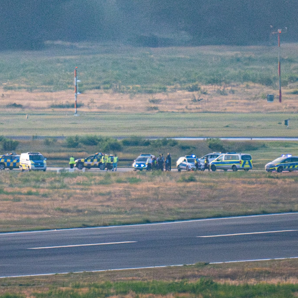 Volle Halle: Der Flugbetrieb am Flughafen Köln/Bonn wurde am Morgen vorübergehend ausgesetzt. Mittlerweile läuft der Betrieb wieder an. - Foto: Benjamin Westhoff/dpa