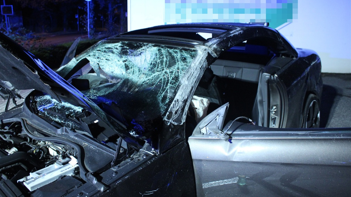 POL-ME: Alleinunfall: 18-Jähriger fährt über Kreisverkehr und wird schwer verletzt - Velbert - 2408051 - Foto: presseportal.de