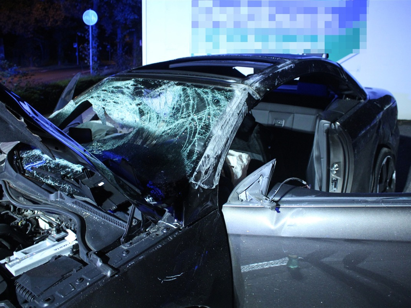 POL-ME: Alleinunfall: 18-Jähriger fährt über Kreisverkehr und wird schwer verletzt - Velbert - 2408051 - Foto: presseportal.de