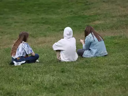 Drei junge Frauen in einem Park (Archiv) - Foto: über dts Nachrichtenagentur
