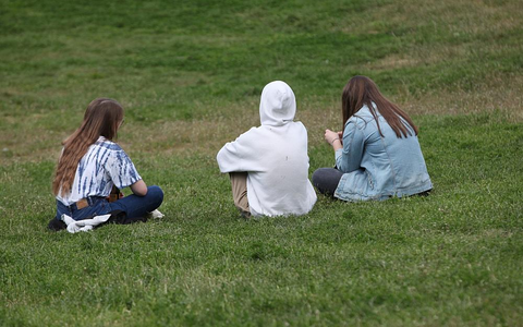 Drei junge Frauen in einem Park (Archiv) - Foto: über dts Nachrichtenagentur