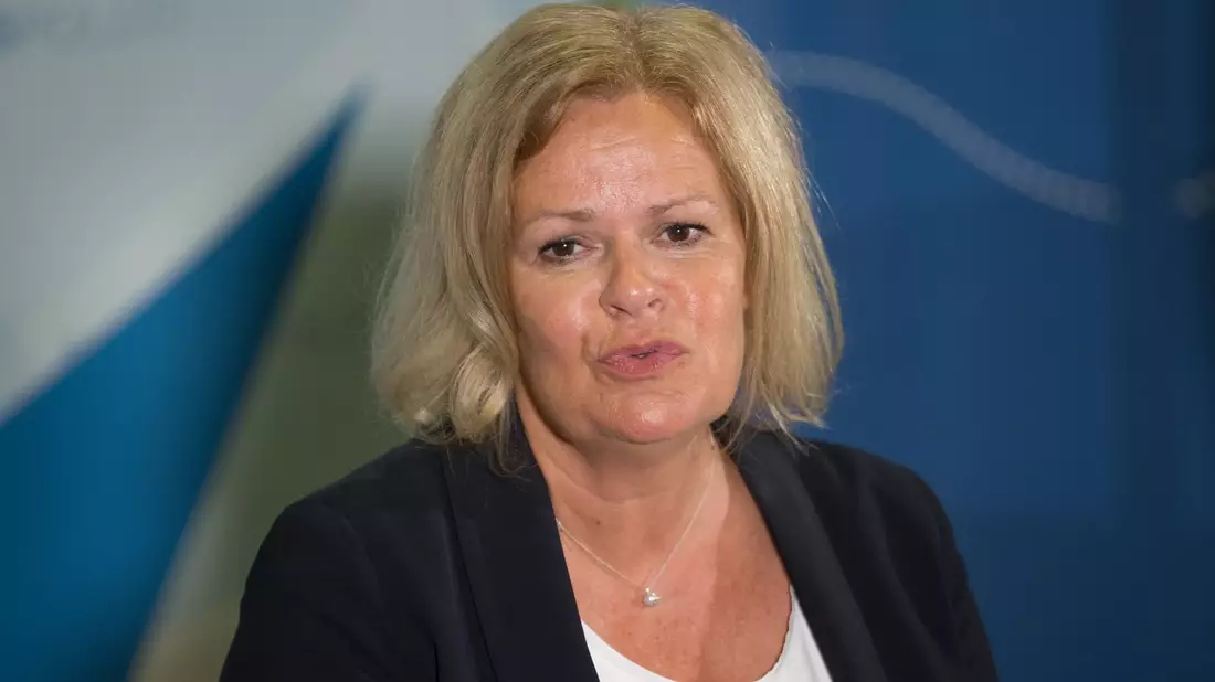 Innenministerin Faeser hält keinen Kurswechsel für nötig. - Bild: Sebastian Christoph Gollnow/dpa