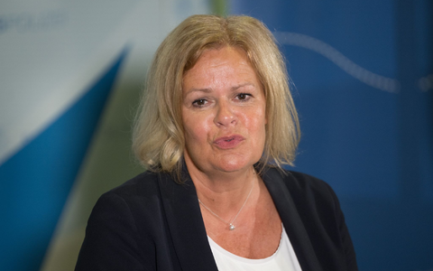 Bundesinnenministerin Nancy Faeser (SPD) hält bei «Compact» an ihrem Kurs fest.  - Foto: Sebastian Christoph Gollnow/dpa