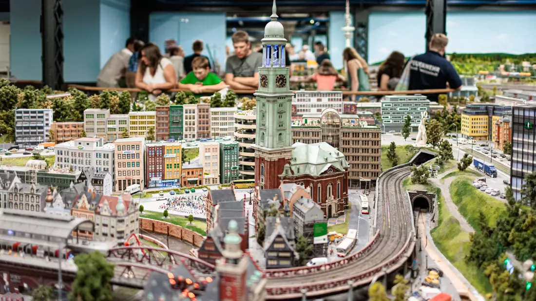 Das Miniaturwunderland in Hamburg ist zur beliebtesten Sehenswürdigkeit in Deutschland gewählt worden. - Bild: Markus Scholz/dpa
